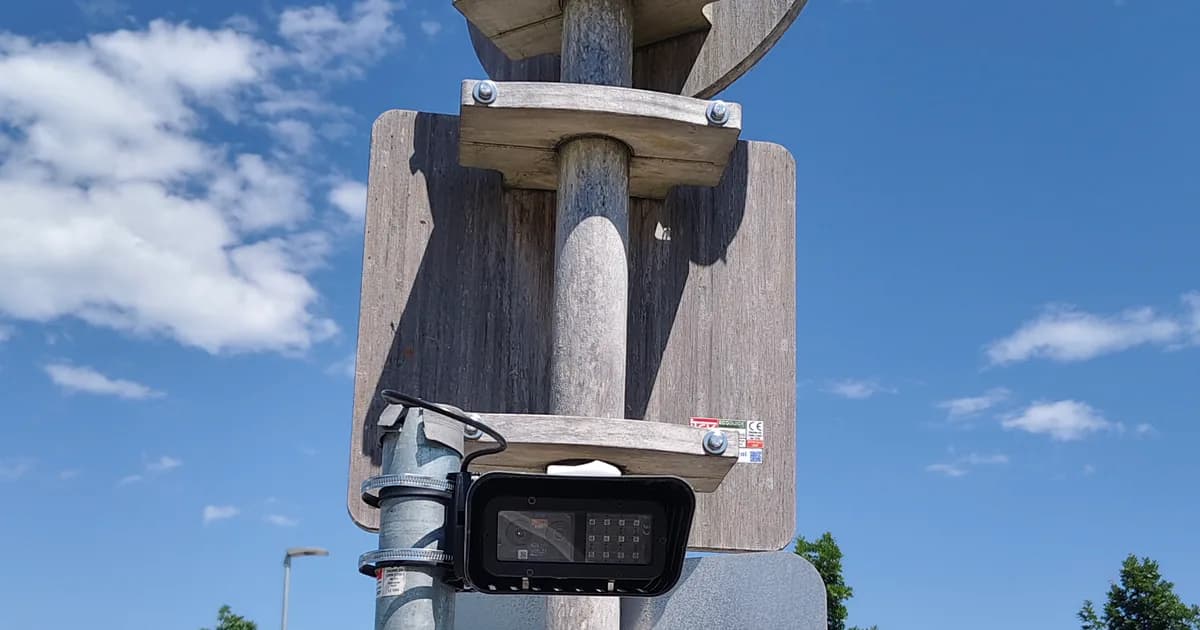 APCOA Parking Klagenfurt – Dokumentation der Kennzeichenerkennung am Lakeside Park Dokumentationsfoto eines technischen Erfassungsgeräts an einer Zufahrt beim Lakeside Park in Klagenfurt